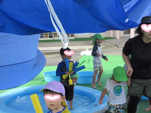 水鉄砲を独り占めする子