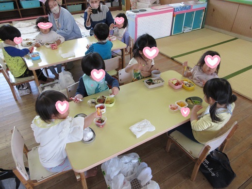 大好きなお弁当を夢中になって食べるもも組
