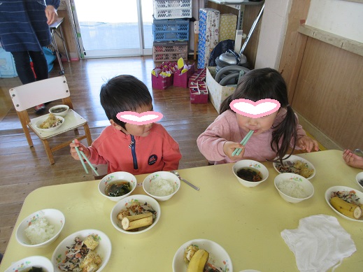 お箸を使うようになった2歳児。嬉しそうに食べています。