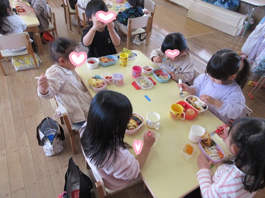 喜んでお弁当を食べるもも組