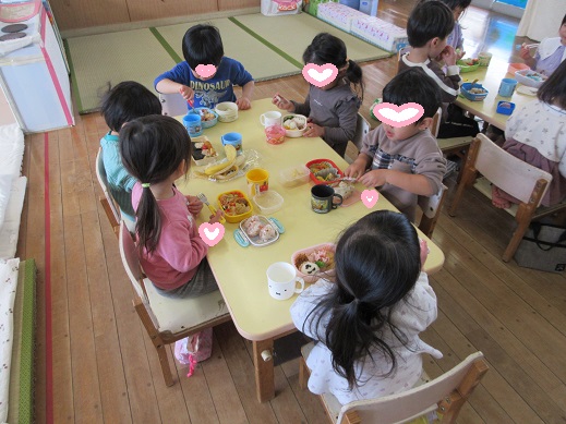喜んでお弁当を食べるもも組