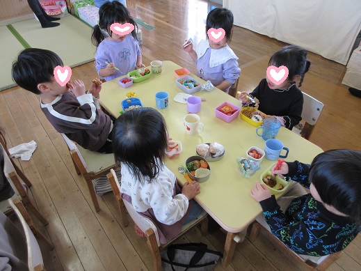 喜んでお弁当を食べるもも組