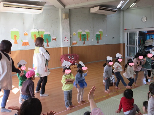 アップルダンスを踊る、もも組の子どもたち