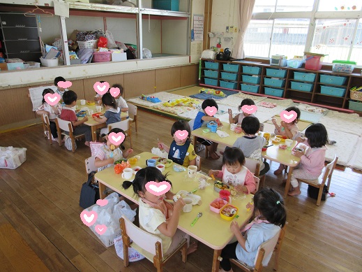お弁当を喜んで食べる2歳児