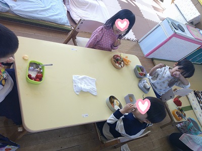 お弁当を食べるもも組