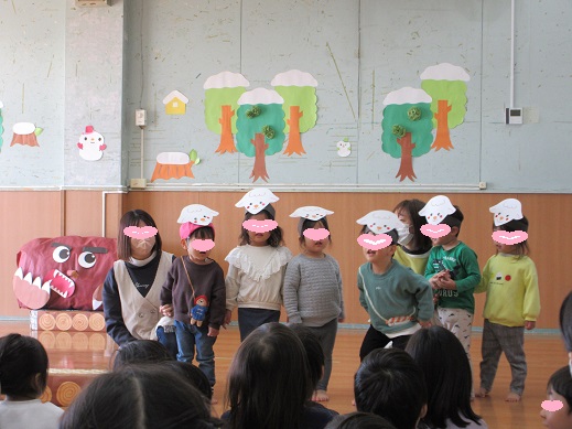 小さいヤギになりきる、もも組の子どもたち