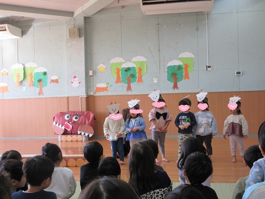 中くらいのヤギになりきる、もも組の子どもたち