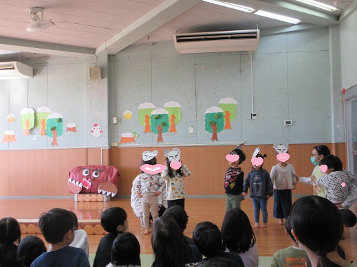 大きいヤギになりきる、もも組の子どもたち