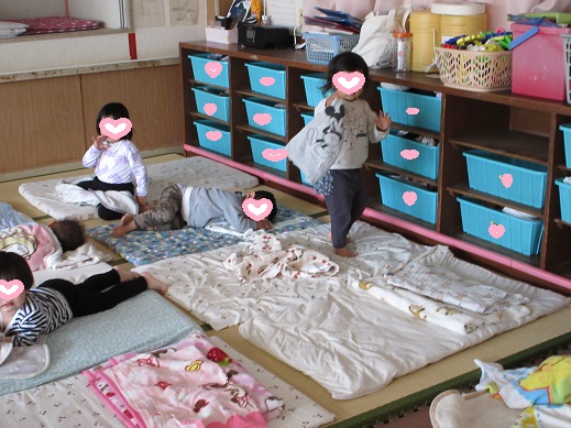 着替えの洋服を選んで見せてくれる2歳児