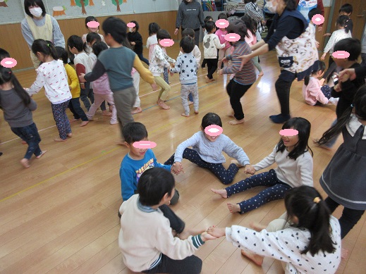 友だちを見つけて手をつなぐ子どもたち