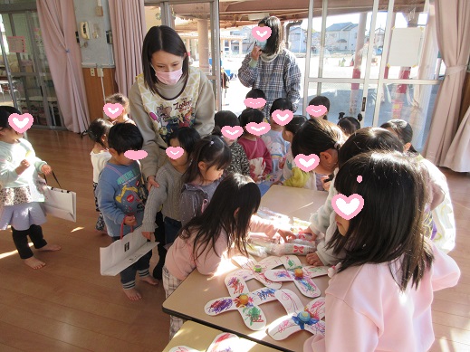 欲しいおもちゃを選んで買おうとする2歳児