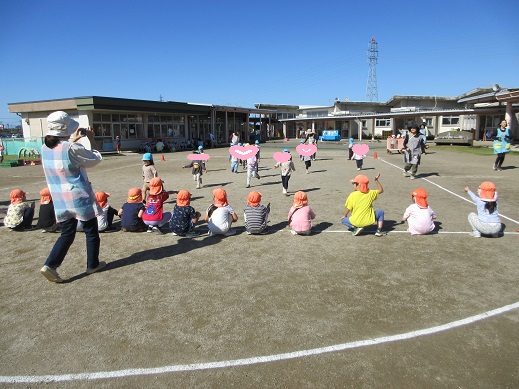 ゴールの5歳児に向かい走る2歳児