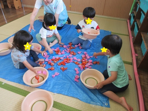 金魚すくいごっこを楽しむもも組