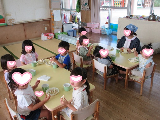 喜んで食べる子どもたち