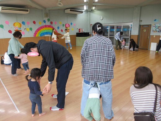 2歳児保育参加で保護者と遊ぶ様子