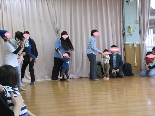 2歳児保育参加で保護者と遊ぶ様子