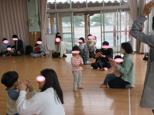 2歳児保育参加で保護者と遊ぶ様子