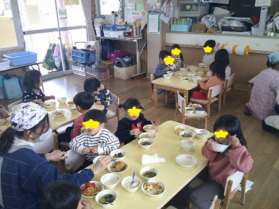 2歳児クラスも「おにのころっけおいしいよ」と言って食べていました。