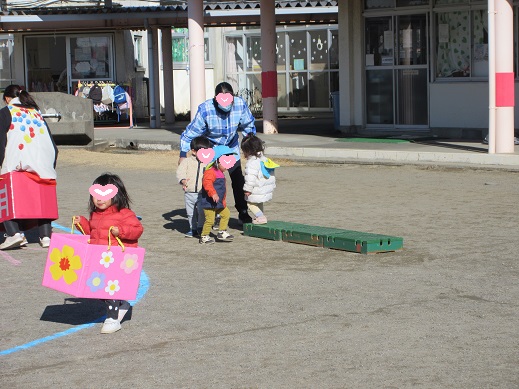 巧技台の橋を渡る1歳児