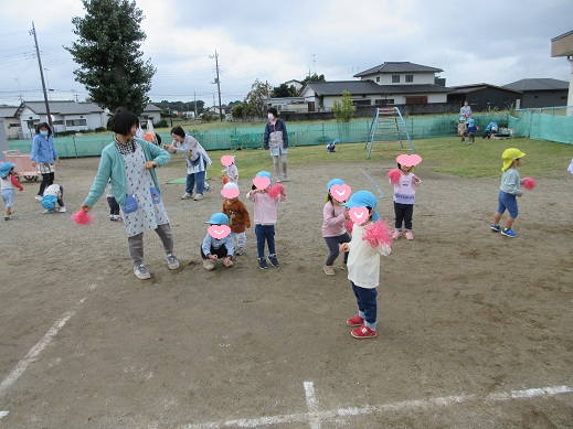 ポンポンを楽しむ2歳児