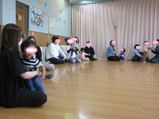 2歳児保育参加で保護者と遊ぶ様子