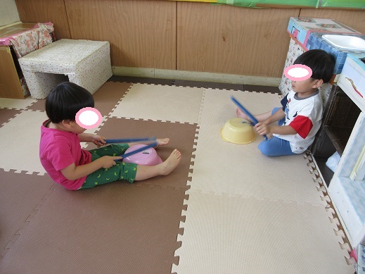 太鼓ごっこを楽しむもも組