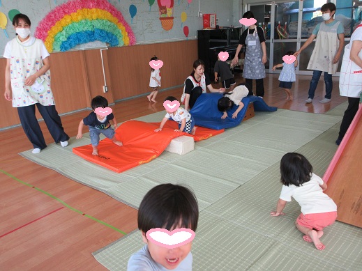 大小のマットの山を乗り越え楽しむ1・2歳児