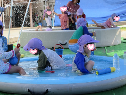 じっと水を眺める4歳児