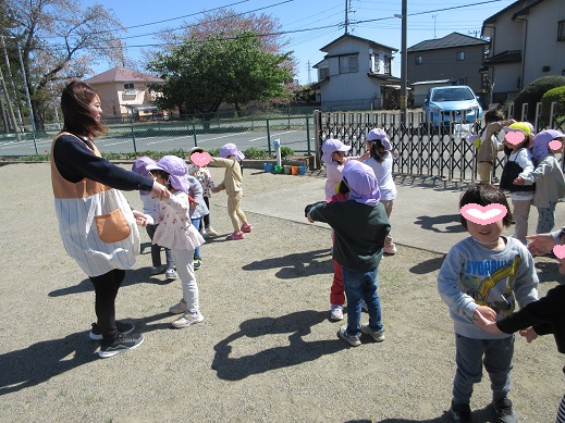 『なべなべそこぬけ』と、二人組でわらべ歌を歌いながら遊ぶ4歳児