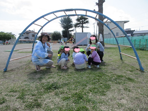 『あぶくたった』を楽しむ3歳児。お家に帰ってご飯を食べて~と食べる真似