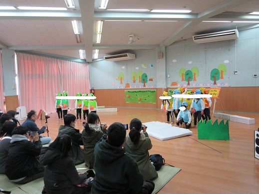 劇ごっこ11ぴきのねこを楽しむ4歳児