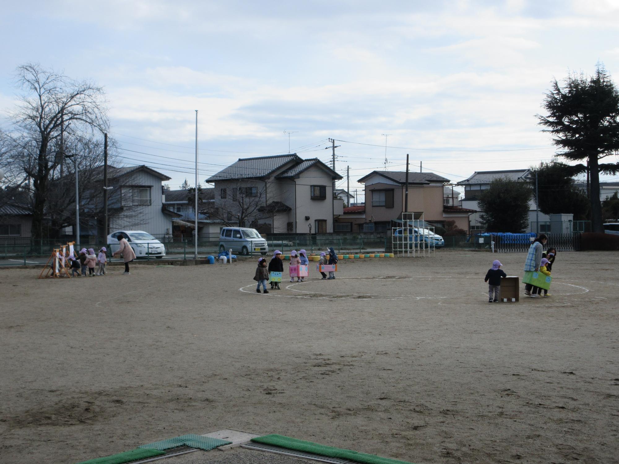 遊園地ごっこを楽しむ子どもたち