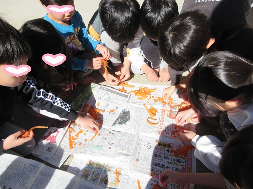 人参の皮やキャベツの芯など捨てて部分を、細かくちぎる子どもたち