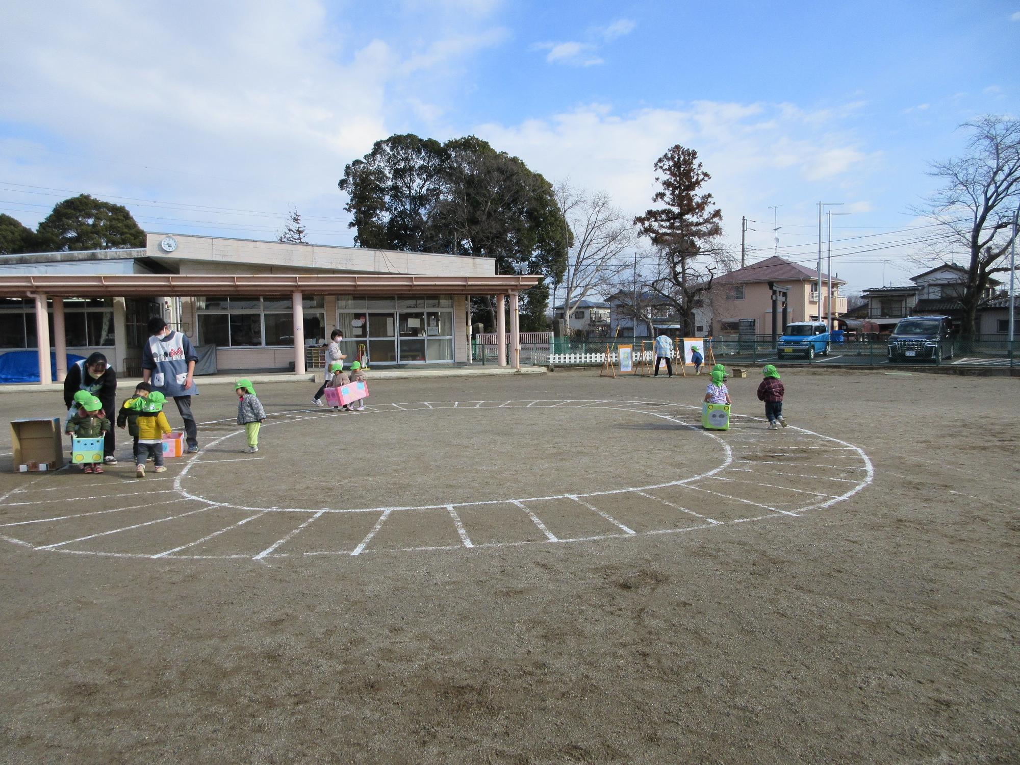 所庭は遊園地です。線路の上を汽車が走ります。