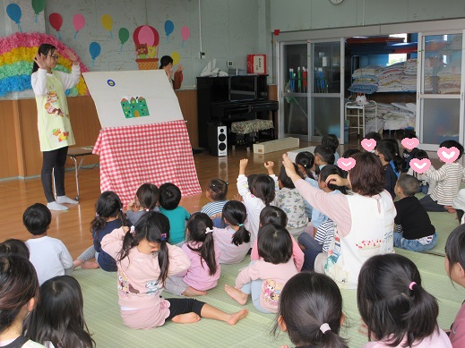 お化けマンションのパネルシアターを楽しむ様子