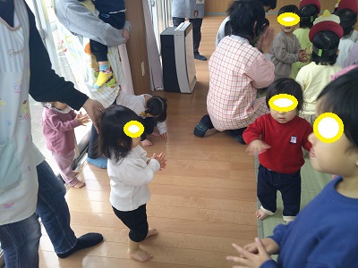おにのぱんつの曲で0歳児も一緒に踊りました