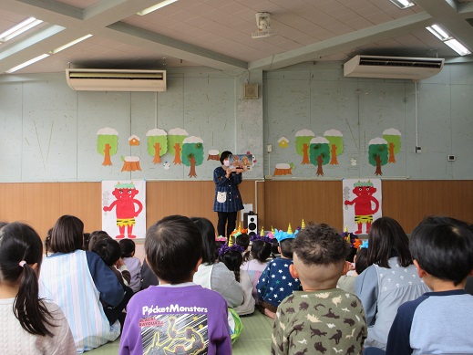 節分の紙芝居を楽しむこどもたち