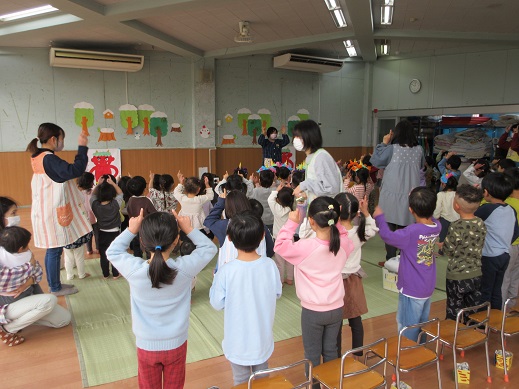 鬼のパンツの歌に合わせて踊る子どもたち