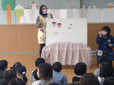 パネルシアターで分かりやすく、節分の由来を知る子どもたち
