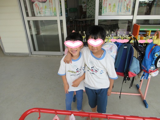 友だちとお揃いのTシャツで和太鼓がんばった二人