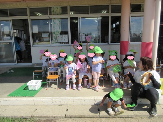 旗を振り応援する3歳児