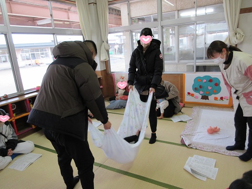 お父さんお母さんもお子さんを乗せ、タオルケットのハンモックに挑戦