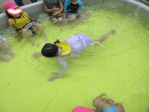 顔を水につけて泳ぐ5歳児