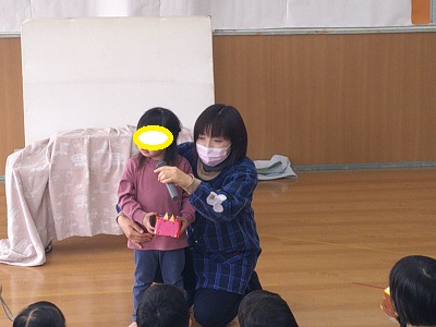 3歳児は、『鬼の顔の升を作りました。』とちょっぴり緊張しながら先生と一緒に発表してくれました。