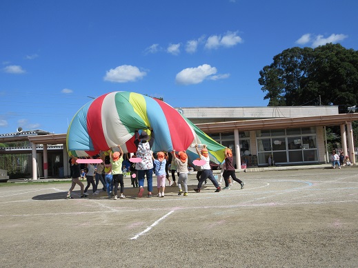パラバルーンを大きく膨らます5歳児