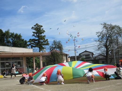 パラバルーンで打ち上げ花火を成功させる5歳児