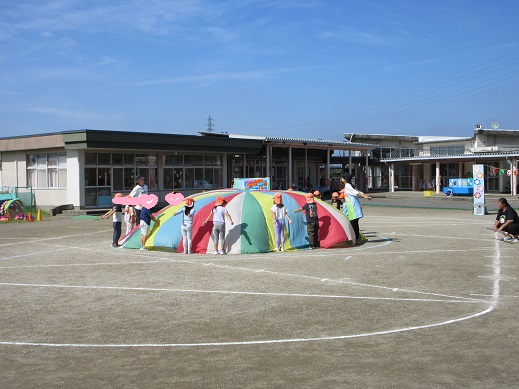 パラバルーンをドーム型に膨らませる5歳児