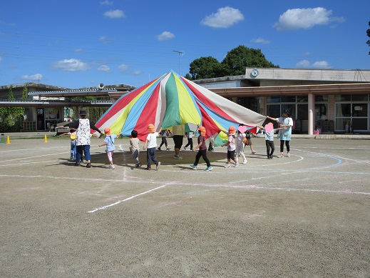 パラバルーンでメリーゴーランドを表現する5歳児