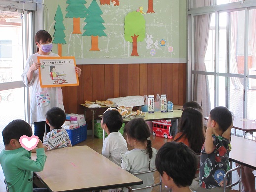 栄養士から姿勢の話を聞く5歳児