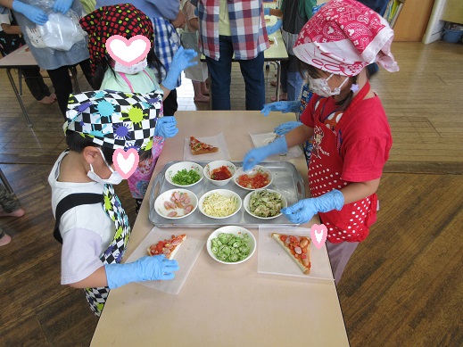 パンに夏野菜やチーズをトッピングしていく様子